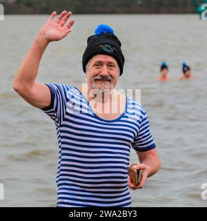 Haltern, Allemagne. 01 janvier 2024. Un participant en costume de bain victorien. Un record de 590 nageurs inscrits, le plus grand nombre depuis de nombreuses années, plus les visiteurs, s'amusent à la natation annuelle du jour de l'an, un événement de natation en eau libre qui a lieu au lac Haltern dans la ville de Haltern, Rhénanie du Nord Westphalie. Malgré le temps imprévisible avec la pluie, beaucoup bravent la course le long de la plage et dans le lac froid en costumes pour célébrer la nouvelle année avec style. Tous les profits de l'événement vont à des organismes de bienfaisance locaux. Crédit : Imageplotter/Alamy Live News Banque D'Images