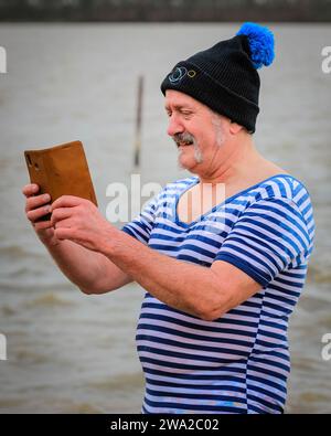 Haltern, Allemagne. 01 janvier 2024. Un participant en costume de bain victorien. Un record de 590 nageurs inscrits, le plus grand nombre depuis de nombreuses années, plus les visiteurs, s'amusent à la natation annuelle du jour de l'an, un événement de natation en eau libre qui a lieu au lac Haltern dans la ville de Haltern, Rhénanie du Nord Westphalie. Malgré le temps imprévisible avec la pluie, beaucoup bravent la course le long de la plage et dans le lac froid en costumes pour célébrer la nouvelle année avec style. Tous les profits de l'événement vont à des organismes de bienfaisance locaux. Crédit : Imageplotter/Alamy Live News Banque D'Images