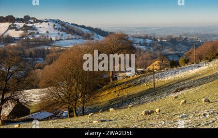 Royaume-Uni, Angleterre, Cheshire, Rainow, hiver, Bollington et White Nancy sur Kerridge Hill de Blaze Hill, panoramique Banque D'Images