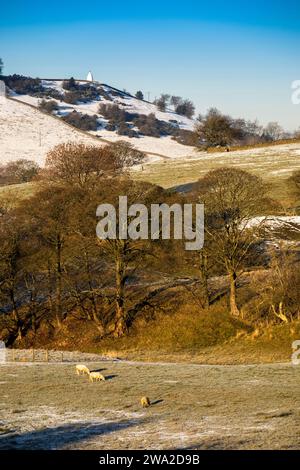 Royaume-Uni, Angleterre, Cheshire, Rainow, hiver, Nancy blanche sur Kerridge Hill depuis Blaze Hill Banque D'Images