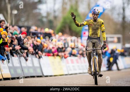 Baal, Belgique. 01 janvier 2024. Le Belge Wout van Aert franchit la ligne d'arrivée lors de la course élite masculine de l'épreuve cycliste de cyclocross 'GP Sven Nyss' lundi 01 janvier 2024 à Baal, étape 4/8 de la compétition 'Trofee Veldrijden' de X2O Badkamers. BELGA PHOTO JASPER JACOBS crédit : Belga News Agency/Alamy Live News Banque D'Images