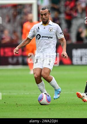 Parramatta, Australie. 01 janvier 2024. Clayton Rhys Lewis (L) du Macarthur FC vu en action lors du match de la saison 2023/24 ronde 10 entre Western Sydney Wanderers FC et Macarthur FC au CommBank Stadium. Score final ; Western Sydney Wanderers FC 3:1 Macarthur. (Photo Luis Veniegra/SOPA Images/Sipa USA) crédit : SIPA USA/Alamy Live News Banque D'Images