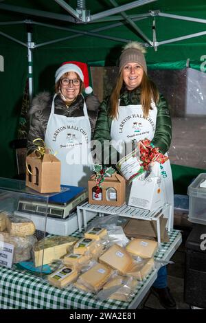 Royaume-Uni, Angleterre, Cheshire, Macclesfield, Christmas Treacle Market, Larkton Hall Farm de Malpas, étal de fromage Banque D'Images