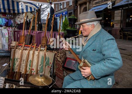 Royaume-Uni, Angleterre, Cheshire, Macclesfield, Christmas Treacle Market, Rob Gray jouant de la guitare Cigar Box à 4 cordes Banque D'Images