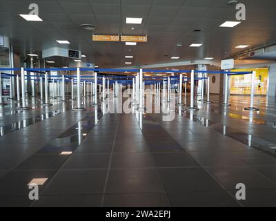 TURIN, ITALIE - CIRCA JUIN 2022 : file d'attente pour la file d'attente à l'enregistrement et la sécurité de l'aéroport Banque D'Images