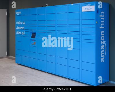 TURIN, ITALIE - CIRCA SEPTEMBRE 2022 : Amazon Hub Locker Banque D'Images