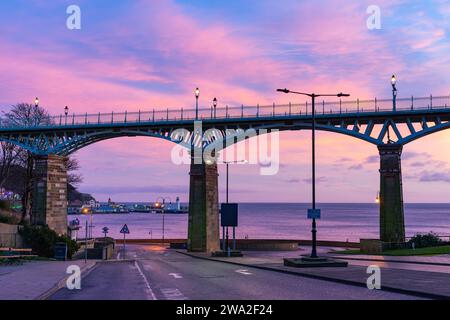 Scarborough South Bay Spa Bridge à Sunrise, Scarborough, Angleterre, Royaume-Uni Banque D'Images