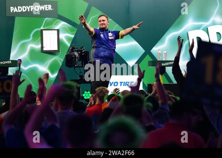 Luke Littler célèbre la victoire sur Brendan Dolan (non représenté) le 14e jour du Championnat du monde de fléchettes Paddy Power à Alexandra Palace, Londres. Date de la photo : lundi 1 janvier 2024. Banque D'Images