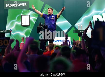 Luke Littler célèbre la victoire sur Brendan Dolan (non représenté) le 14e jour du Championnat du monde de fléchettes Paddy Power à Alexandra Palace, Londres. Date de la photo : lundi 1 janvier 2024. Banque D'Images