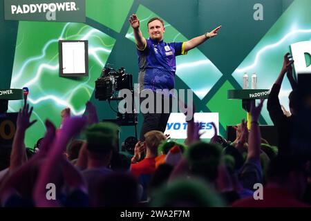 Luke Littler célèbre la victoire sur Brendan Dolan (non représenté) le 14e jour du Championnat du monde de fléchettes Paddy Power à Alexandra Palace, Londres. Date de la photo : lundi 1 janvier 2024. Banque D'Images