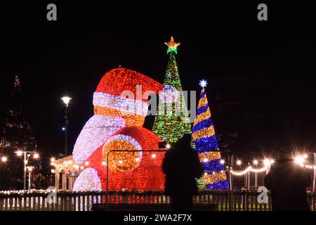 Bournemouth est illuminée par plus de 100 illuminations sur le thème festif avec Christmas Tree Wonderland. Banque D'Images