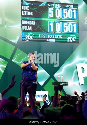 Luke Littler célèbre la victoire sur Brendan Dolan (non représenté) le 14e jour du Championnat du monde de fléchettes Paddy Power à Alexandra Palace, Londres. Date de la photo : lundi 1 janvier 2024. Banque D'Images