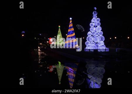 Bournemouth est illuminée par plus de 100 illuminations sur le thème festif avec Christmas Tree Wonderland. Banque D'Images