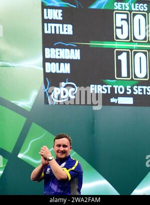 Luke Littler célèbre la victoire sur Brendan Dolan (non représenté) le 14e jour du Championnat du monde de fléchettes Paddy Power à Alexandra Palace, Londres. Date de la photo : lundi 1 janvier 2024. Banque D'Images