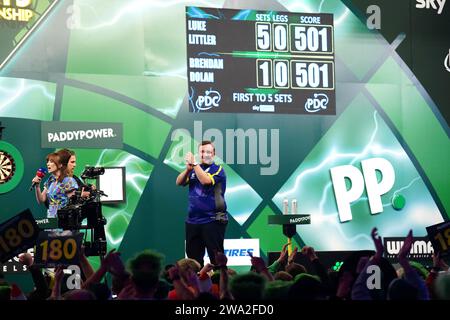 Luke Littler célèbre la victoire sur Brendan Dolan (non représenté) le 14e jour du Championnat du monde de fléchettes Paddy Power à Alexandra Palace, Londres. Date de la photo : lundi 1 janvier 2024. Banque D'Images