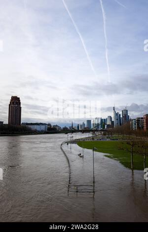 Allemagne - Hessen - Francfort-sur-le-main - 29.12.2023 / Impressionen aus Frankfurt am main / Hochwasser mit dem Blick auf die Frankfurter Skyline Impressionen aus Frankfurt am main *** Allemagne Hesse Frankfurt am main 29 12 2023 impressions de Frankfurt am main Flood avec vue sur les toits de Francfort impressions depuis Francfort am main Banque D'Images