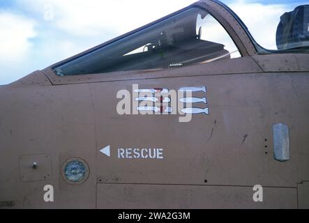 Première Guerre du Golfe : 20 janvier 1991 symboles de mission peints à la main sur un bombardier RAF Tornado Gr1 à la base aérienne King Faisal, Tabuk, Arabie Saoudite. Banque D'Images