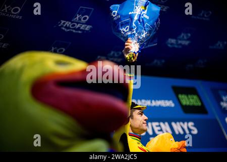 Baal, Belgique. 01 janvier 2024. Le Belge Wout van Aert sur le podium après la course élite masculine de l'épreuve cycliste de cyclocross GP Sven Nys, lundi 01 janvier 2024 à Baal, étape 4/8 de la compétition X2O Badkamers Trofee Veldrijden'. BELGA PHOTO JASPER JACOBS crédit : Belga News Agency/Alamy Live News Banque D'Images