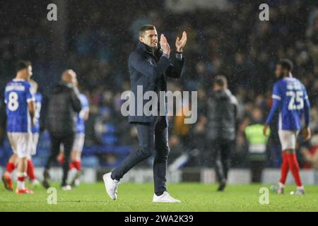 Portsmouth, Royaume-Uni. 01 janvier 2024. Le Manager de Portsmouth John Mousinho applaudit les supporters lors du match EFL League One de Portsmouth FC contre Stevenage FC au Fratton Park, Portsmouth, Angleterre, Royaume-Uni le 1 janvier 2024 Credit : Every second Media/Alamy Live News Banque D'Images