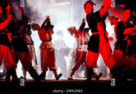 Danseuses in TURANDOT au Royal Opera, Covent Garden, Londres WC2 21/01/1986 musique : Giacomo Puccini livret : Giuseppe Adami & Renato Simoni chef d'orchestre : Jacques Delacote design : Sally Jacobs éclairage : F Mitchell chorégraphie : Kate Flatt réalisateur : Andrei Serban Banque D'Images