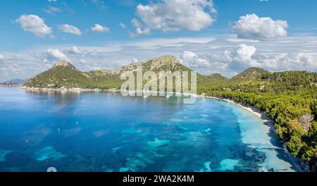 Vue aérienne Cala Formentor beauté sereine, avec son sable blanc, ses eaux turquoises limpides et son décor de pins luxuriants - une escapade tranquille et pittoresque à Mallo Banque D'Images
