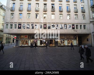 TURIN, ITALIE - 28 NOVEMBRE 2023 : Bata et Guess Storefront Banque D'Images