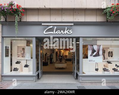 INVERNESS, Royaume-Uni - 13 SEPTEMBRE 2023 : Clarks Storefront Banque D'Images