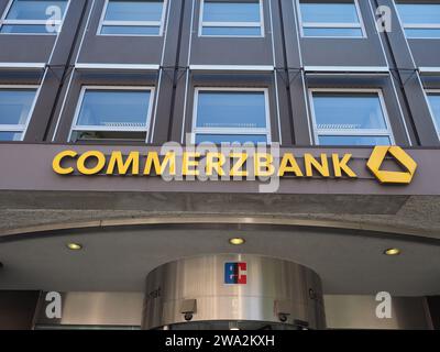 NUREMBERG, ALLEMAGNE - VERS JUIN 2022 : Commerzbank Storefront Sign Banque D'Images