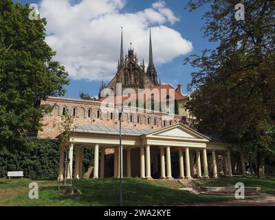 BRNO, RÉPUBLIQUE TCHÈQUE - VERS SEPTEMBRE 2022 : Katedrala Svateho Petra A Pavla Traduction Cathédrale Saint Pierre et Paul Banque D'Images