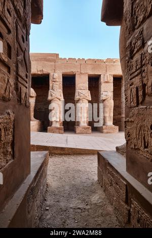 Louxor, Égypte - décembre 26 2023 : Temple Ramsès III, statues Ramsès au temple Karnak Banque D'Images