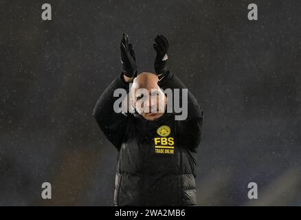 Le Manager de Leicester City, Enzo Maresca, remercie les fans après le match du Sky Bet Championship au King Power Stadium, Leicester. Date de la photo : lundi 1 janvier 2024. Banque D'Images