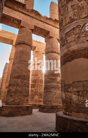 Louxor, Egypte - décembre 26 2023 : salle hypostyle avec d'énormes colonnes dans le temple Karnak Banque D'Images