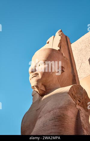 Louxor, Egypte - décembre 26 2023 : une statue d'Amon Rê dans le temple d'Amon à Karnak Banque D'Images