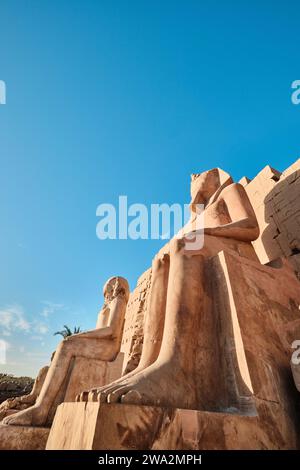 Louxor, Égypte - 2 janvier 2024 : statues monumentales du Pharaon Thoutmôsis II dans le temple de Karnak Banque D'Images