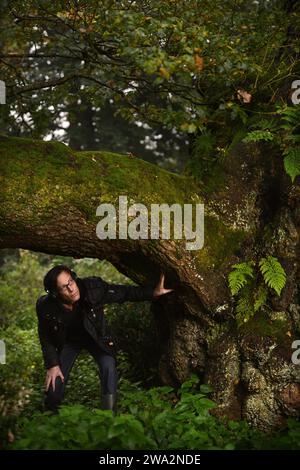 Un homme explore des forêts anciennes en Angleterre, Royaume-Uni Banque D'Images