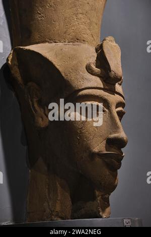 Louxor, Égypte - décembre 26 2023 : buste du roi Akhenaton, musée de Louxor, haute-Égypte, vallée du Nil Banque D'Images