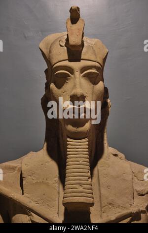 Louxor, Égypte - décembre 26 2023 : buste du roi Akhenaton, musée de Louxor, haute-Égypte, vallée du Nil Banque D'Images