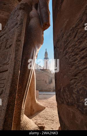 Louxor, Egypte - décembre 26 2023 : vue de la mosquée d'Abou Haggag depuis la colonnade d'Amenhotep III dans la cour de Ramsès II, Temple de Louxor Banque D'Images