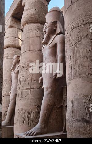 Louxor, Égypte - décembre 26 2023 : vue de la colonnade du temple d'Amenhotep III depuis la cour de Ramsès II au temple de Louxor Banque D'Images