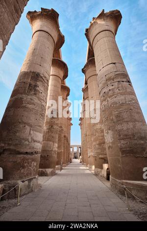 Louxor, Egypte - décembre 26 2023 : la Colonnade d'Amenhotep III au Temple de Louxor Banque D'Images