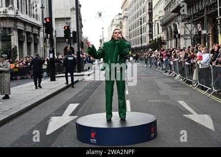 Londres, Royaume-Uni. 1 janvier 2024. Rachael O'Connor - Duran Duran se produit au défilé annuel du nouvel an de Londres avec des centaines de flotteurs dans le centre de londres, au Royaume-Uni. Crédit : Voir Li/Picture Capital/Alamy Live News Banque D'Images