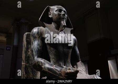 Le Caire, Égypte - 2 janvier 2024 : statue du pharaon khafre intronisée dans le musée égyptien du caire, symbole emblématique de l'art égyptien antique Banque D'Images