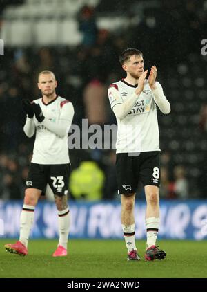 Joe Ward (à gauche) et Max Bird du comté de Derby applaudissent les fans après le match de Sky Bet League One au Pride Park, Derby. Date de la photo : lundi 1 janvier 2024. Banque D'Images