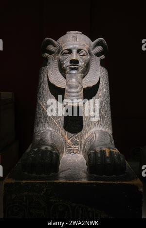 Le Caire, Egypte - 2 janvier 2024 : statue du Sphinx Hyksos du roi Amenemhat III dans le Musée égyptien, Art égyptien antique Banque D'Images