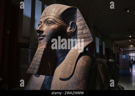 Le Caire, Egypte - 2 janvier 2024 : statue du sphinx de Hatshepsout de l'époque de l'Egypte ancienne au Musée National du Caire Banque D'Images