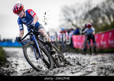 Baal, Belgique. 01 janvier 2024. Belgian Fleur Moors photographié en action lors de la course élite féminine de l'épreuve cycliste de cyclocross 'GP Sven Nyss' le lundi 01 janvier 2024 à Baal, étape 4/8 de la compétition 'Trofee Veldrijden' de X2O Badkamers. BELGA PHOTO JASPER JACOBS crédit : Belga News Agency/Alamy Live News Banque D'Images