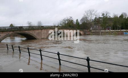 La rivière Severn en crue à Bewdley, Worcestershire. ROYAUME-UNI. Décembre 2023 Banque D'Images