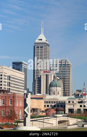 INDIANAPOLIS, IN, États-Unis-02 DÉCEMBRE 2006 : le centre-ville d'Indianapolis avec ses gratte-ciel, ses bâtiments gouvernementaux et hôteliers et son magnifique ciel bleu. Banque D'Images