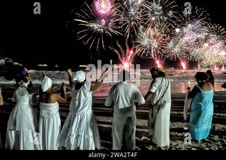 DATE RECORD NON DÉCLARÉE Rio de Janeiro RJ, 01/01/2024 - Burning/of/Fireworks/in/Copacabana/on/nouvel an/2024 Rio de Janeiro RJ, 01/01/2024 - Queima/de/Fogos/em/Copacabana/no/Reveillon/2024 - Cariocas et les touristes regardent le célèbre feu d'artifice sur la plage de Copacabana, du 31 au 1e jour de l'année. Photo : Felix Averbug/ATO Press Rio de Janeiro RJ, 01/01/2024 - Burning/of/Fireworks/in/Copacabana/on/nouvel an/2024 Rio de Janeiro Brasil Copyright : xFelixxAverbugx Banque D'Images