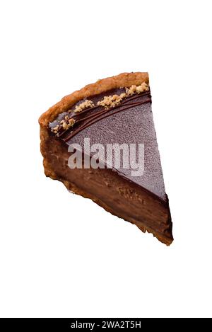 Délicieux gâteau au chocolat frais et sucré avec des noix coupées en tranches sur un fond de béton foncé Banque D'Images